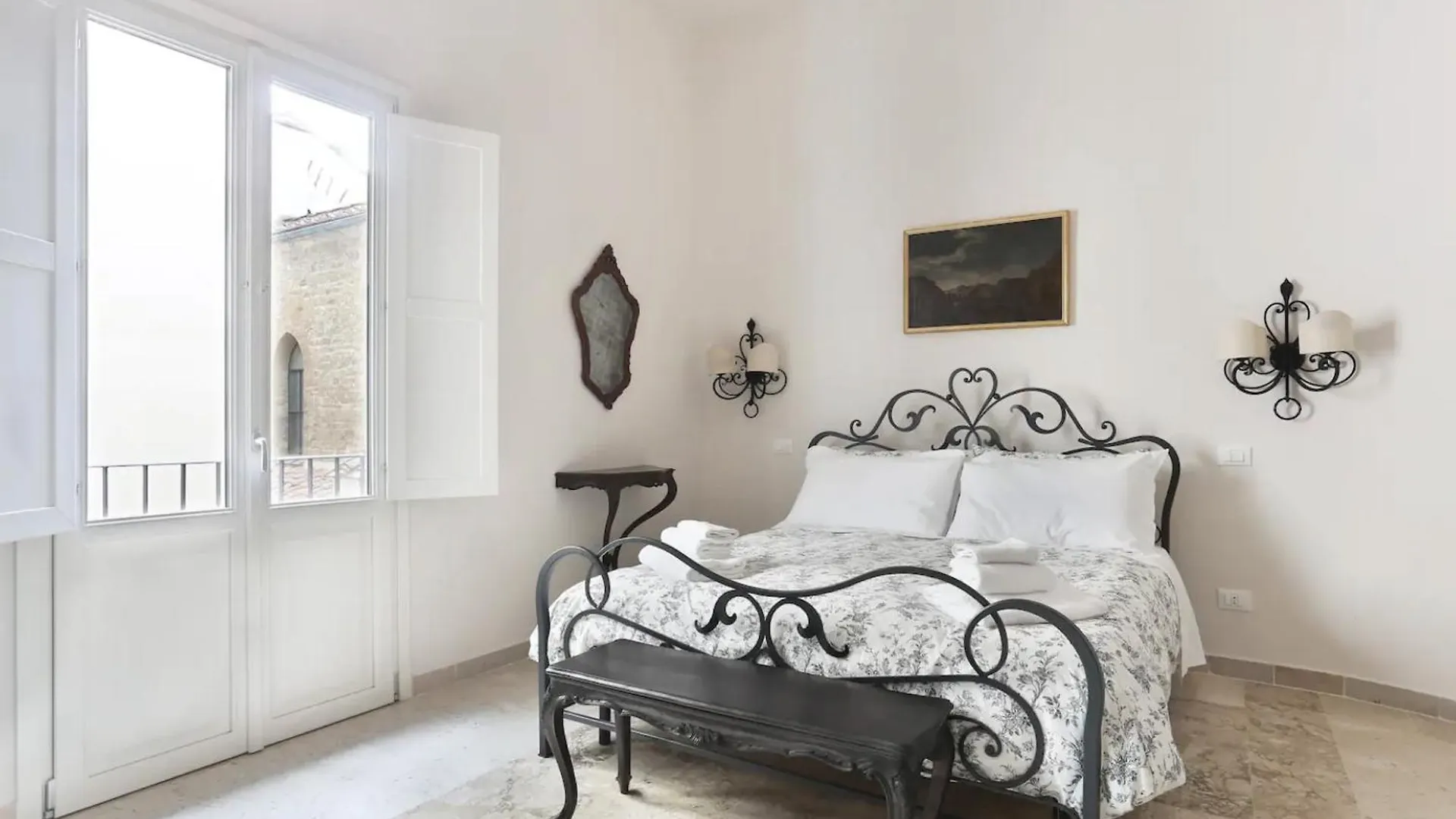 Giglio & Viola Borgia Apartment Florence
