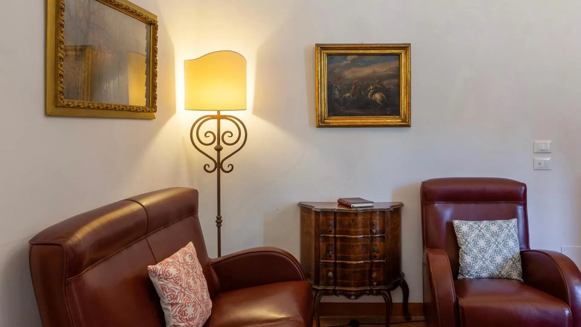 Giglio & Viola Borgia Apartment Florence
