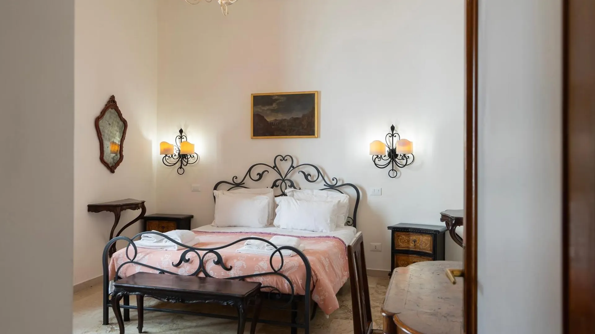 Giglio & Viola Borgia Apartment Florence